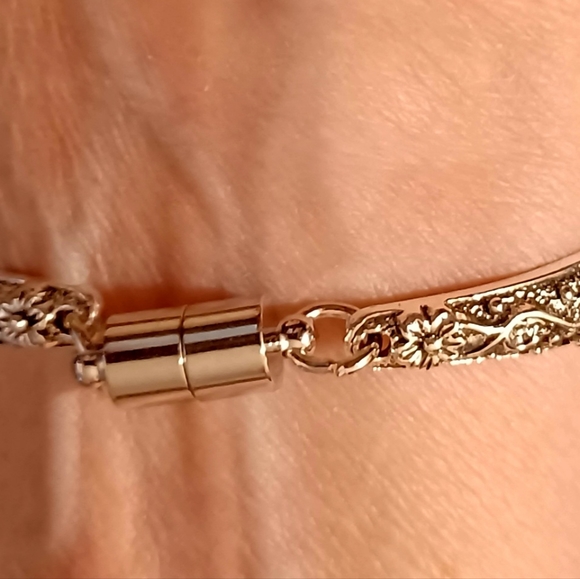 Beautiful Snap Button Bracelet - Picture 5 of 5